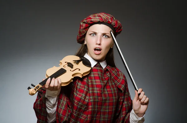 Žena ve skotském oblečení v hudebním pojetí — Stock fotografie