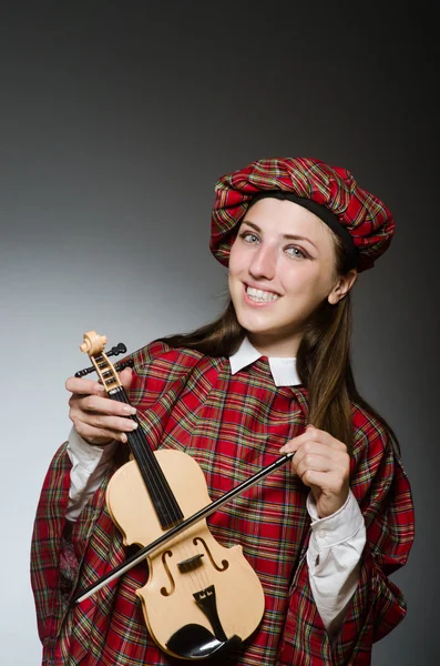 Frau in schottischer Kleidung im musikalischen Konzept — Stockfoto