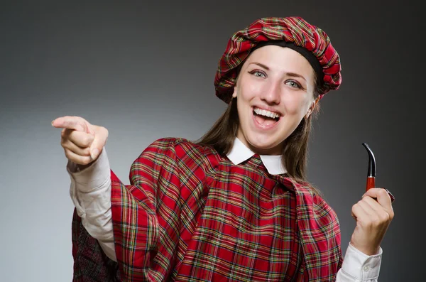 Kvinnan bär traditionella skotska kläder — Stockfoto