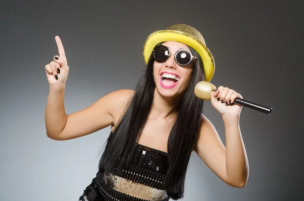 Young woman singing in karaoke club — Stock Photo, Image