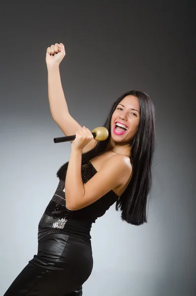 Mujer joven cantando en el club de karaoke —  Fotos de Stock