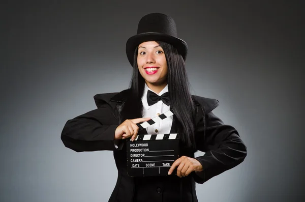 ヴィンテージの帽子と映画のボードを持つ女性 — ストック写真