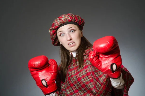 Mujer con ropa escocesa en concepto de boxeo —  Fotos de Stock
