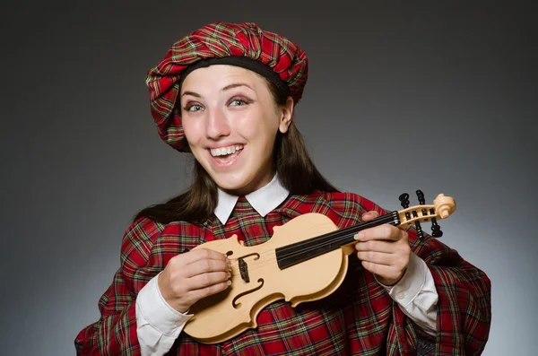 Kobieta w szkockiej odzieży w koncepcji muzycznej — Zdjęcie stockowe