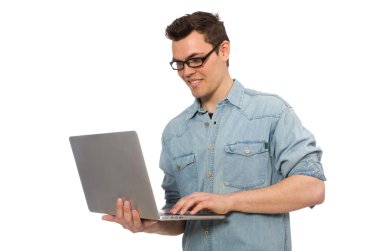 Beyaz tenli genç bir erkek öğrenci.