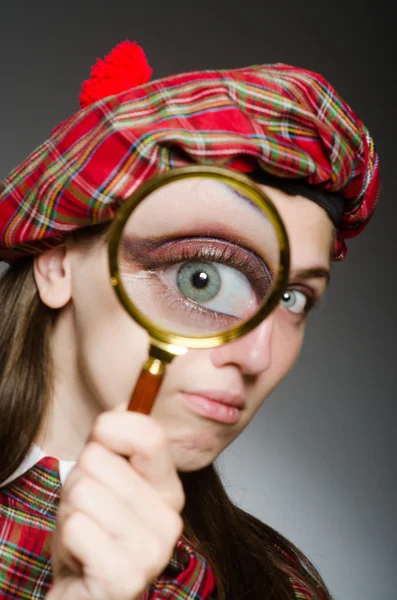 Frau in traditioneller schottischer Kleidung — Stockfoto