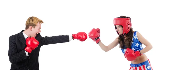 Mujer boxeadora en uniforme con símbolos estadounidenses y hombre de negocios luchando — Foto de Stock