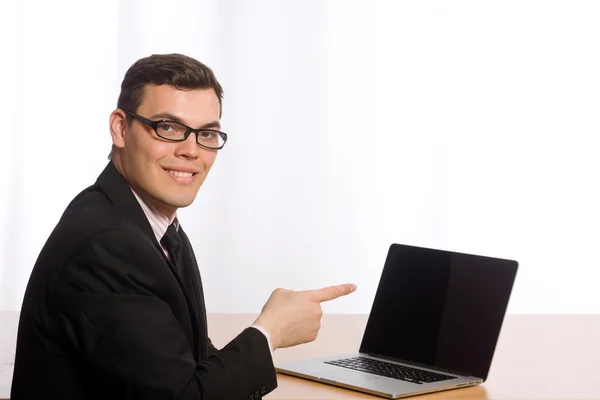 Jonge zakenman geïsoleerd op de witte — Stockfoto
