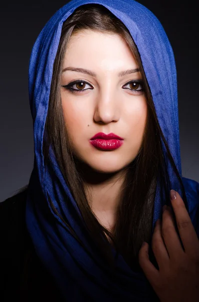 Muslimsk kvinde med tørklæde i mode koncept - Stock-foto