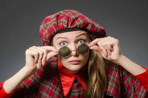 Donna che indossa abiti scozzesi tradizionali — Foto Stock