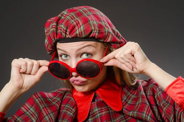 Femme portant des vêtements écossais traditionnels — Photo