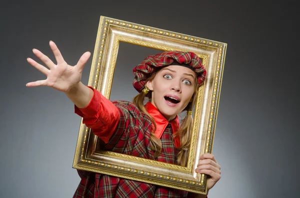 Mujer en ropa escocesa en concepto de arte — Foto de Stock