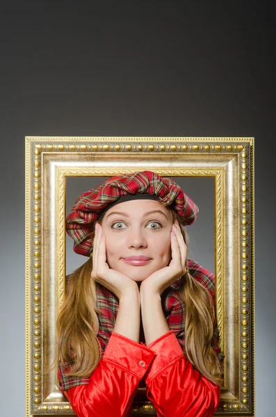 穿着苏格兰服装的妇女与艺术观念 — 图库照片