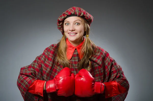 Mujer con ropa escocesa en concepto de boxeo —  Fotos de Stock