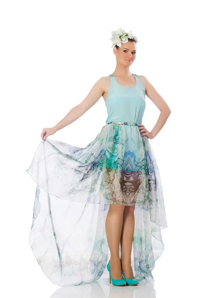 Modelo caucásico en vestido floral azul aislado en blanco —  Fotos de Stock