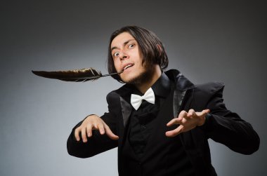 Tüy yazma ile genç adam