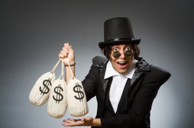 Komik adam Doları çuval ile