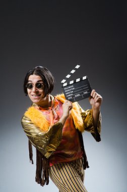 Film kurulu ile genç adam