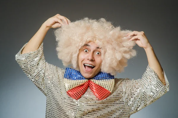 Funny man with afro wig — Stock Photo, Image