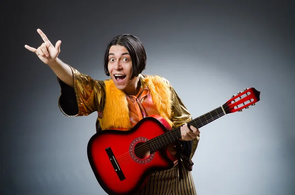 Man met de gitaar in muzikaal concept — Stockfoto