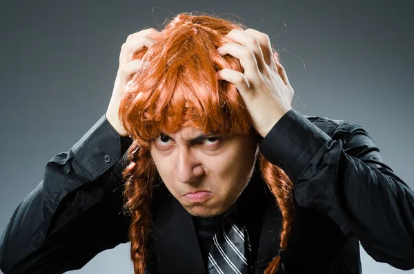 Homem engraçado com peruca cabelo vermelho — Fotografia de Stock