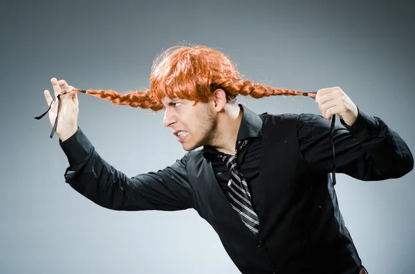 Lustiger Mann mit roter Haarperücke — Stockfoto