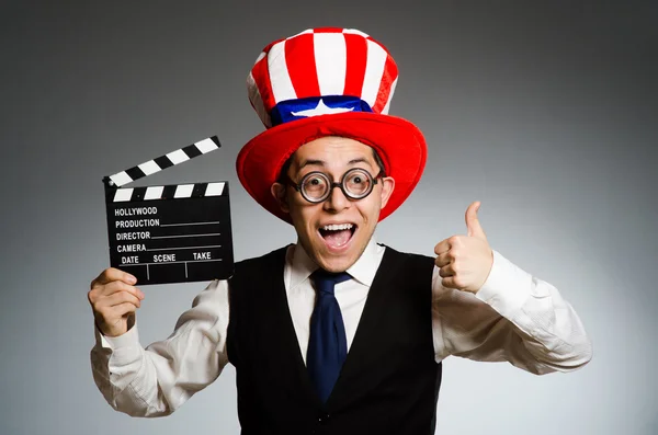 Человек в американской шляпе и доске с фильмами — стоковое фото