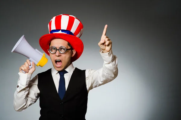 Homem com alto-falante usando chapéu americano — Fotografia de Stock