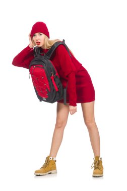 Kırmızı elbiseli güzel bir kız ve beyaz bir sırt çantası.