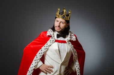 Kraliyet iş konseptinde kral işadamı