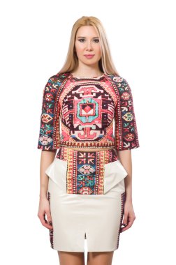 Beyaz üzerinde halı izi olan güzel bir manken.