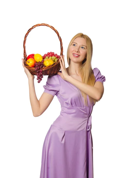 Mulher loira segurando cesta com frutas isoladas em branco — Fotografia de Stock