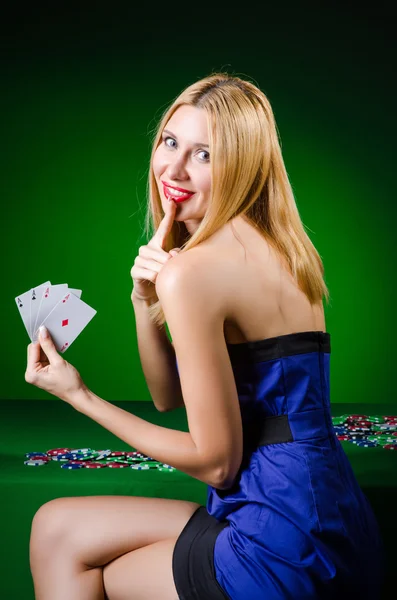 Giovane donna nel concetto di gioco d'azzardo del casinò — Foto Stock