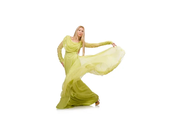 우아하고 긴 녹색 드레스를 입은 젊은 여자가 흰 옷을 입고 고립되어 있다 — 스톡 사진