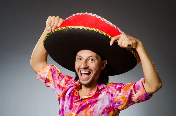 Jovem mexicano vestindo sombrero — Fotografia de Stock