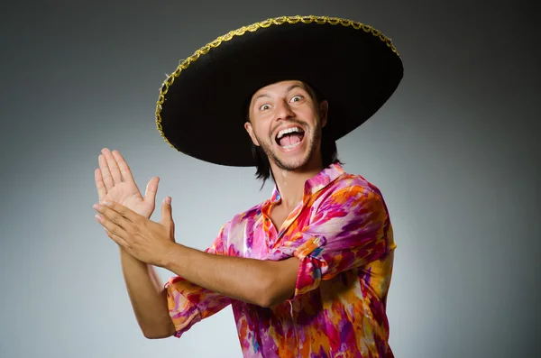 Jonge Mexicaanse man draagt sombrero — Stockfoto