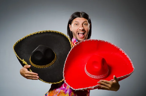 Junger Mexikaner trägt Sombrero — Stockfoto