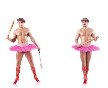 Beyaz bale eteği giyen adam izole edilmiş.