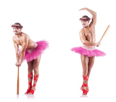 Beyaz bale eteği giyen adam izole edilmiş.