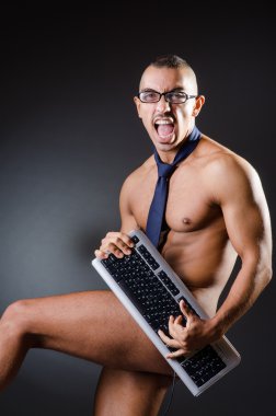 Genç adam stüdyo kavramında sökük