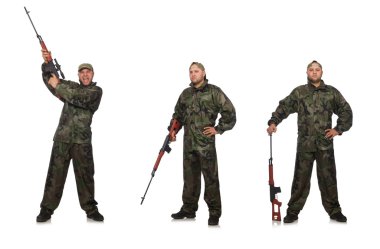 Keskin nişancı tüfekli asker beyazda izole edilmiş.