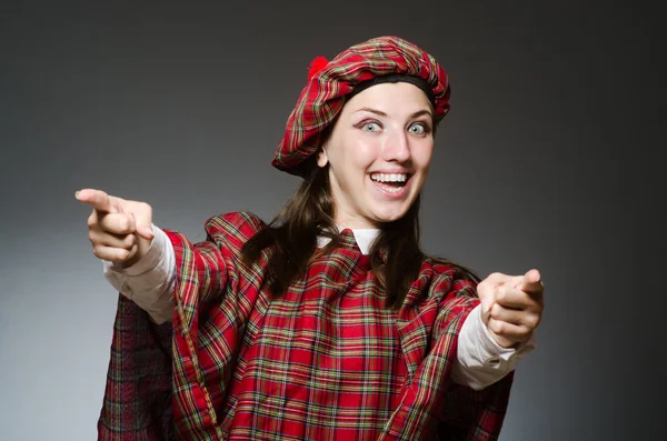 Mulher vestindo roupas tradicionais escocesas — Fotografia de Stock