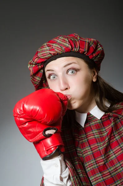 Kobieta w szkockiej odzieży w koncepcji boksu — Zdjęcie stockowe