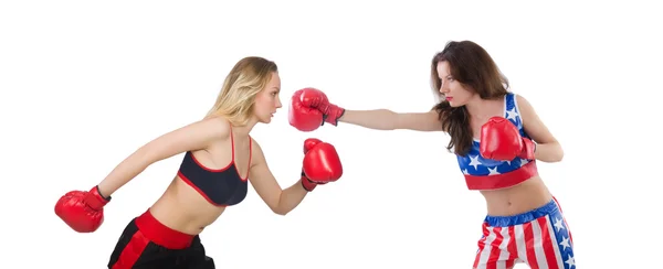 Две женщины-боксерки сражаются изолированно на белом — стоковое фото