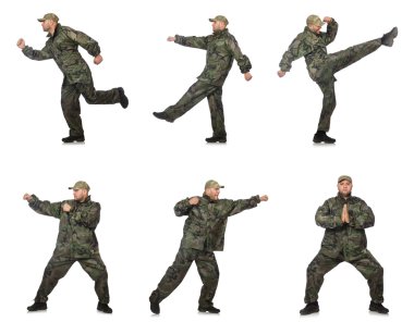 Asker üniformalı genç adam, beyazlar içinde.