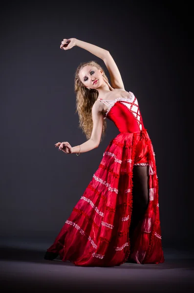Mujer joven bailando en vestido rojo — Foto de Stock
