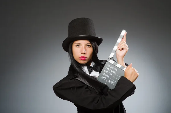 Mujer con sombrero vintage y tablero de cine — Foto de Stock