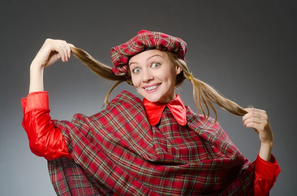 スコットランドの伝統的な服を着た女性 — ストック写真
