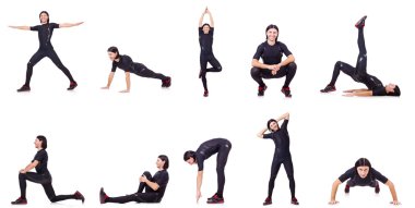 Genç adam beyazlar üzerinde alıştırma yapıyor.