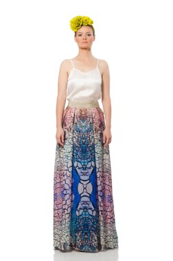 Zarif, uzun elbiseli, beyaz tenli güzel kız.